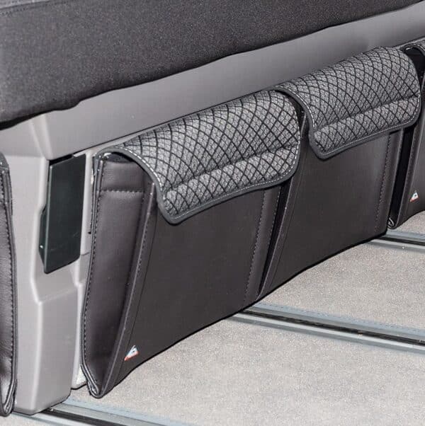 2 Taschen UTILITY für den Bettkasten 2er-Bank Vorderseite VW T6.1 California Beach, Design VW T6.1 „Quadratic/Leder Titanschwarz"
