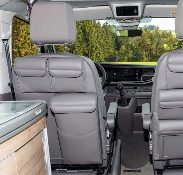 UTILITY mit MULTIBOX für den linken Fahrerhaussitz VW T6.1 California Coast/Comfortline/Trendline, Design VW T6.1 „Leder Palladium“