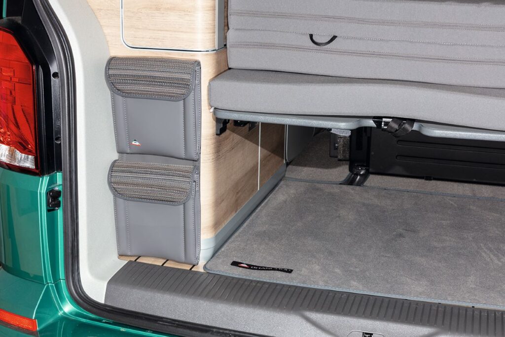 UTILITY Kleiderschrank Heck 2 Taschen, Volkswagen T6.1 California Ocean/Coast, Design „Mixed Dots/Leder Palladium“