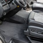 Veloursteppich Titanschwarz VW T6 Fahrerhaus - Linkslenker - Radkastentrittschutz links - Clipbefestigung Veloursteppich Fahrerhaus Titanschwarz - VW T6 Rechtslenker - ohne Radkastentrittschutz