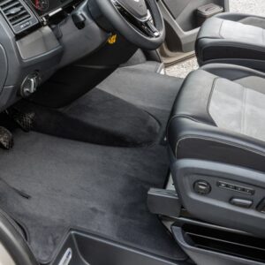 Veloursteppich Titanschwarz VW T6 Fahrerhaus - Linkslenker - Radkastentrittschutz links - Clipbefestigung Veloursteppich Fahrerhaus Titanschwarz - VW T6 Rechtslenker - ohne Radkastentrittschutz