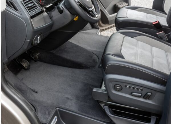 Veloursteppich Titanschwarz VW T6 Fahrerhaus - Linkslenker - Radkastentrittschutz links - Clipbefestigung Veloursteppich Fahrerhaus Titanschwarz - VW T6 Rechtslenker - ohne Radkastentrittschutz