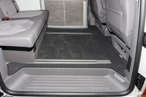 Veloursteppich Titanschwarz Fahrgastraum 2 Bodenschienen, VW T6.1 California Ocean/Coast