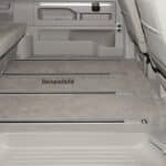 Veloursteppich für Fahrgastraum der VW T6.1 California Beach Tour/Camper mit 1 Schiebetür, Miniküche und 3er-Bank, Design "Palladium" Veloursteppich Fahrgastraum VW T6.1/T6/T5 Multivan - 2 Schiebetüren - Bodenschienen für Multifunktionstisch Veloursteppich Palladium Fahrgastraum VW T6.1 California Beach Tour/Camper - 1 Schiebetür, Miniküche - 3er-Bank Veloursteppich 2 Schiebetüren 3er-Bank VW T6.1 California Beach Tour/Multivan, ohne Schienen für Multifunktionstisch
