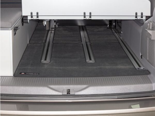 Veloursteppich Heckladeraum 2er-Bank VW T6.1 California Beach , Design „Titanschwarz“