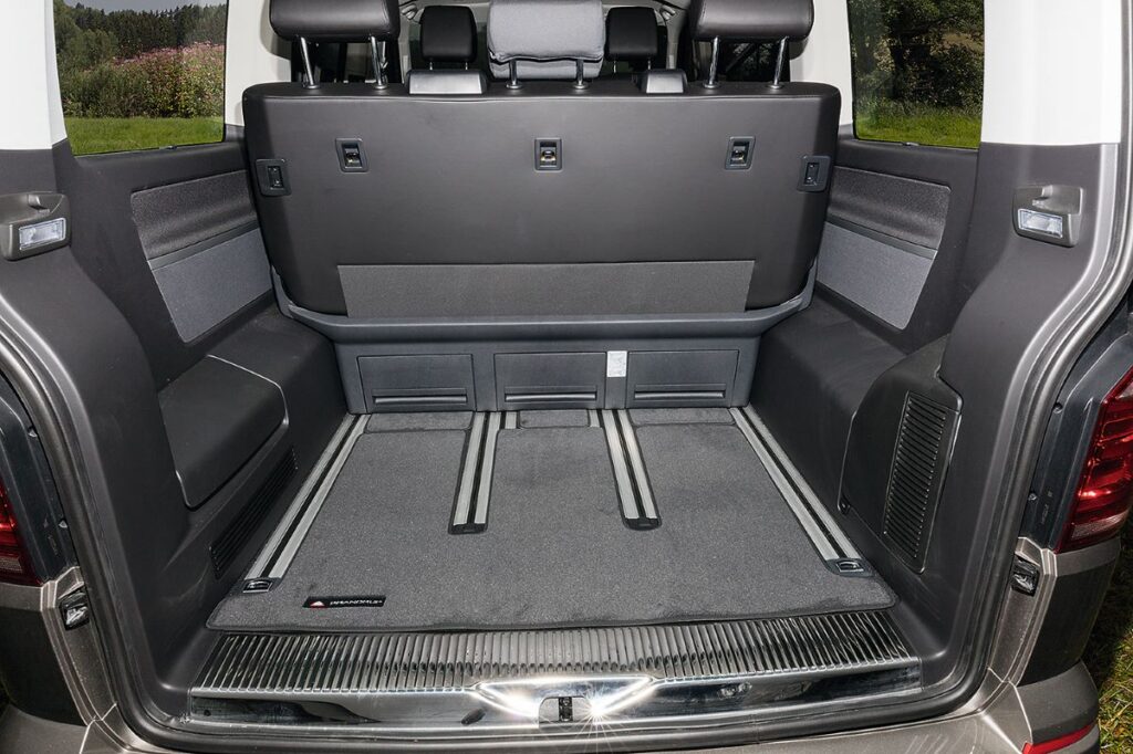 Veloursteppich Heckladeraum Titanschwarz Volkswagen T6.1/T6/T5 Multivan und California Beach (ab 2010) mit 3er-Bank
