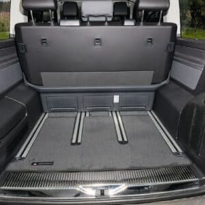 Veloursteppich Heckladeraum Titanschwarz VW T6.1/T6/T5 Multivan und California Beach (ab 2010) mit 3er-Bank