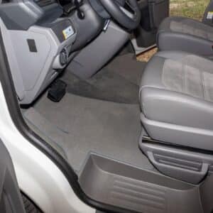Veloursteppich Fahrerhaus VW T6 Linkslenker - Radkastentrittschutz links - Clipbefestigung - Design Palladium Veloursteppich Fahrerhaus VW T6 Rechtslenker - Clipbefestigung - Design Palladium Veloursteppich Fahrerhaus ohne Radkastentrittschutz, VW T6.1 Rechtslenker, Design „Palladium" Veloursteppich Palladium Fahrerhaus Radkastentrittschutz links, VW T6.1 Linkslenker