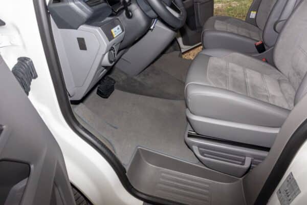 Veloursteppich Fahrerhaus VW T6 Linkslenker - Radkastentrittschutz links - Clipbefestigung - Design Palladium Veloursteppich Fahrerhaus VW T6 Rechtslenker - Clipbefestigung - Design Palladium Veloursteppich Fahrerhaus ohne Radkastentrittschutz, VW T6.1 Rechtslenker, Design „Palladium" Veloursteppich Palladium Fahrerhaus Radkastentrittschutz links, VW T6.1 Linkslenker