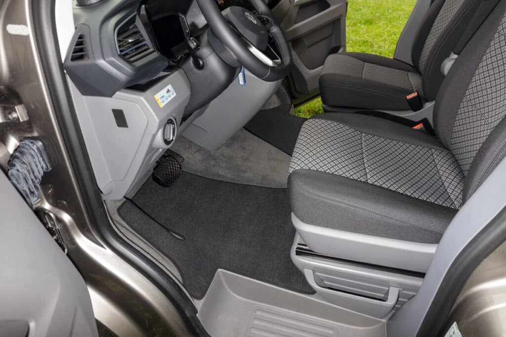 Veloursteppich Titanschwarz Fahrerhaus ohne Radkastentrittschutz, Volkswagen T6.1 Rechtslenker