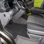 Veloursteppich Fahrerhaus Radkastentrittschutz links, VW T6.1 Linkslenker, Design „Titanschwarz" Veloursteppich Titanschwarz Fahrerhaus ohne Radkastentrittschutz, VW T6.1 Rechtslenker