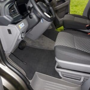 Veloursteppich Fahrerhaus Radkastentrittschutz links, VW T6.1 Linkslenker, Design „Titanschwarz" Veloursteppich Titanschwarz Fahrerhaus ohne Radkastentrittschutz, VW T6.1 Rechtslenker