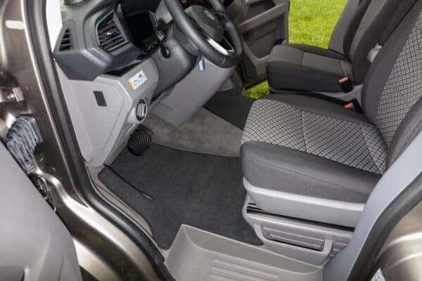 Veloursteppich Fahrerhaus Radkastentrittschutz links, VW T6.1 Linkslenker, Design „Titanschwarz" Veloursteppich Titanschwarz Fahrerhaus ohne Radkastentrittschutz, VW T6.1 Rechtslenker