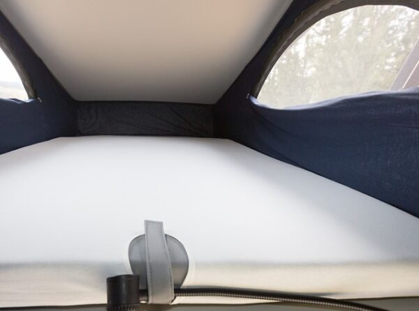 iXTEND Spannbettlaken für die Matratze im Aufstelldach der VW T6 California mit Aussparung für die Befestigung der Leseleuchte