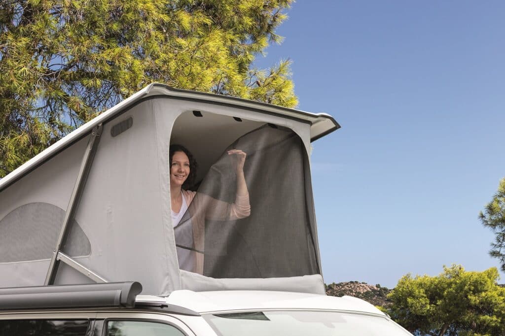FLYOUT Moskitonetz für ISO-TOP MK VI Volkswagen T6.1/T6 California, elektrohydraulischem Aufstelldach, großer Frontöffnung