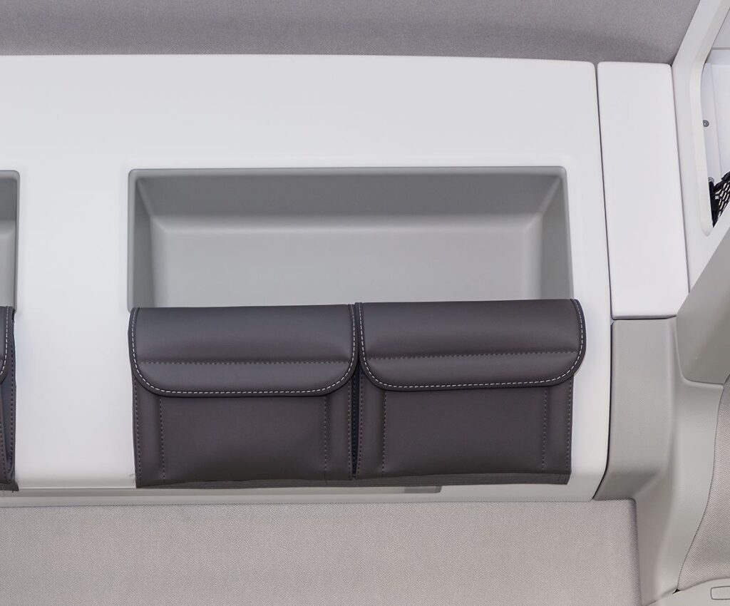 UTILITY 2 Taschen Ablageschrank rechts über der Sitzgruppe des Volkswagen Grand California 680