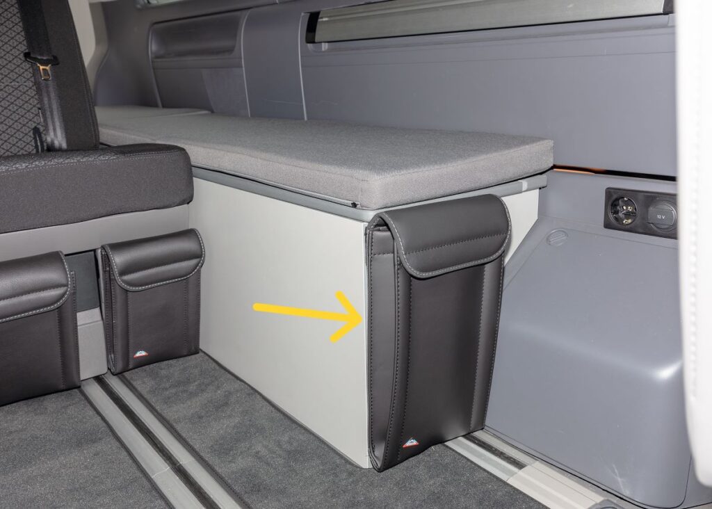 UTILITY Titanschwarz 1 Tasche Stauschrank Heck und Bug, Volkswagen T6.1 California Beach mit 2er-Bank