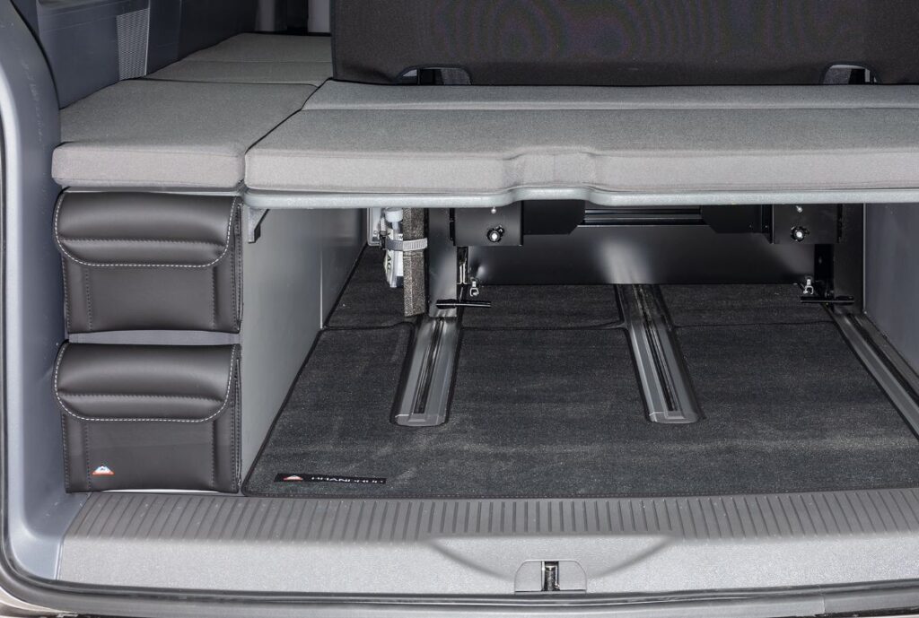 UTILITY Titanschwarz 2 Taschen Stauschrank Heck und Bug, Volkswagen T6.1 California Beach mit 2er-Bank