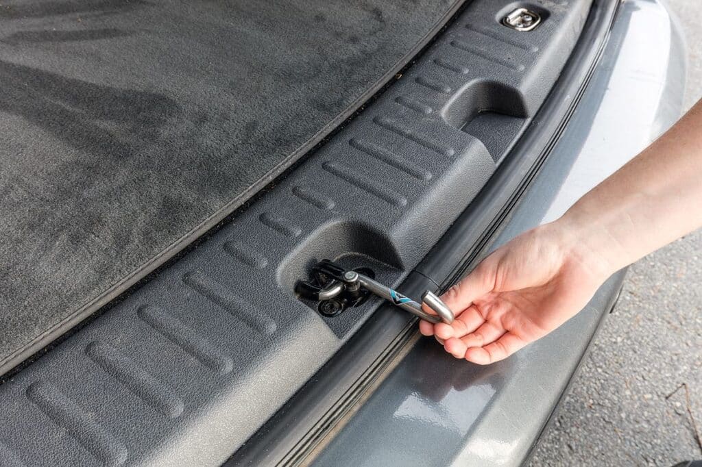 AIR-SAFE für Volkswagen Caddy und Volkswagen T6.1/T6/T5 ohne Heckklappen-Zuziehhilfe und für alle Volkswagen T4 aus rostfreiem Edelstahl (V2A)