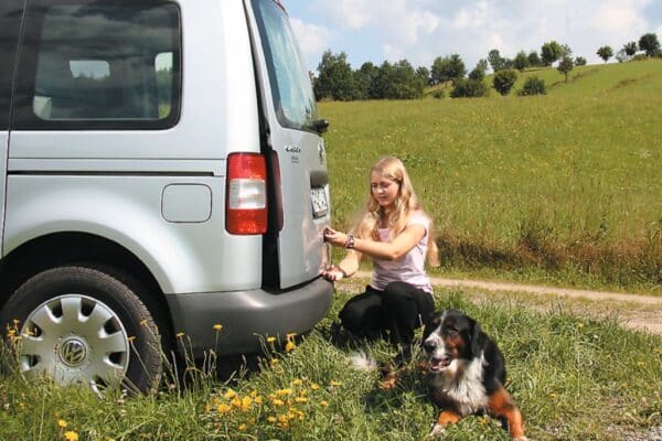 geöffnete Heckklappe Caddy mit AIR-SAFE für VW Caddy 5 / 4 / 3 und VW T6.1 / T6 / T5 ohne Heckklappen-Zuziehhilfe und für alle VW T4 aus rostfreiem Edelstahl