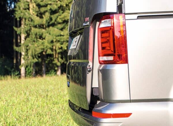 Heckklappe geöffnet mit AIR-SAFE für alle VW T6.1/T6/T5 mit Heckklappen-Zuziehhilfe aus rostfreiem Edelstahl (V2A)