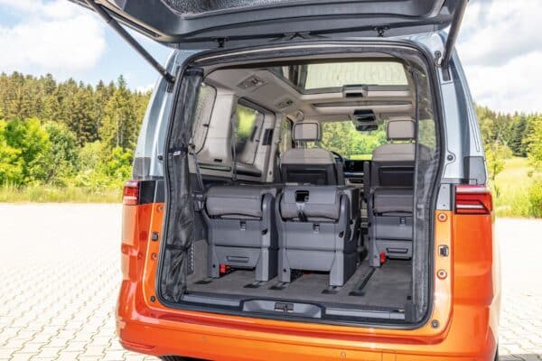 FLYOUT für die Heckklappen-Öffnung VW T7 zur Seite gerollt.