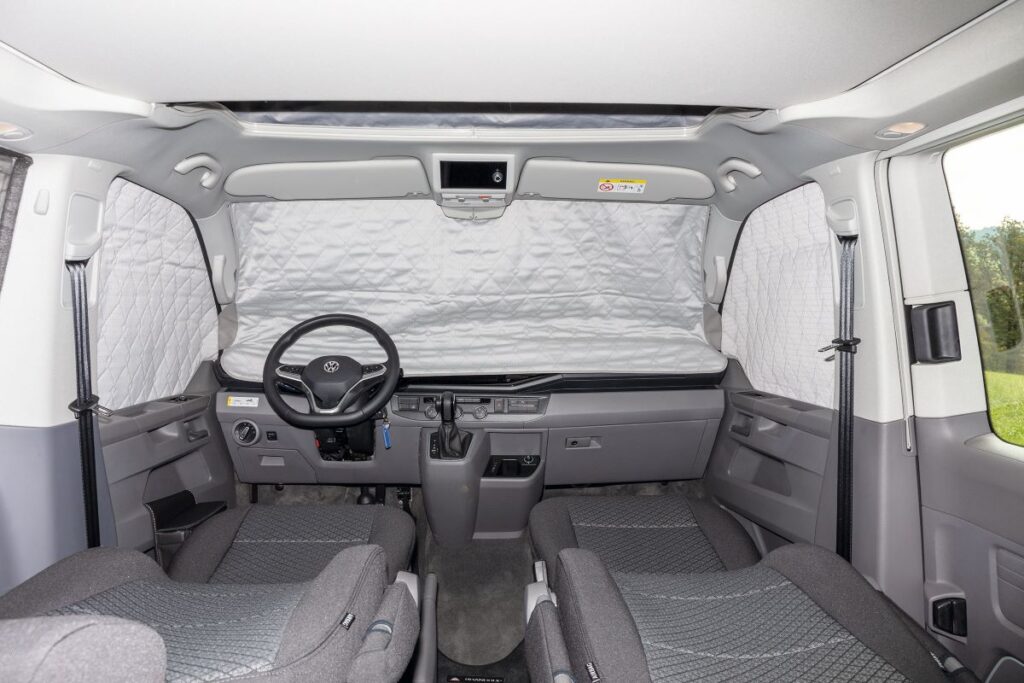ISOLITE Extreme Fahrerhausfenster 3-tlg. Volkswagen T6.1 California/Multivan, trapezförmigem Spiegelfuß, Navi mit Verkehrszeichenerkennung