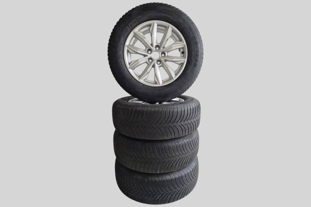 Original Audi Q5 / Q5 Sportback Ganzjahresräder – 80A601023 J – 235/65R17 108 W – gebraucht