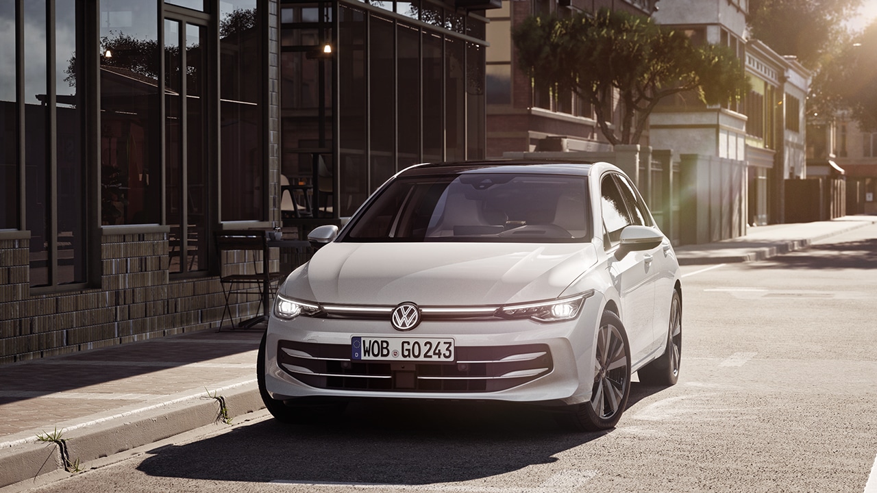 VW Golf 8 GTI - Sportliche Ikone mit roter Zierleiste, Matrix-LED und Doppelendrohr-Diffusor