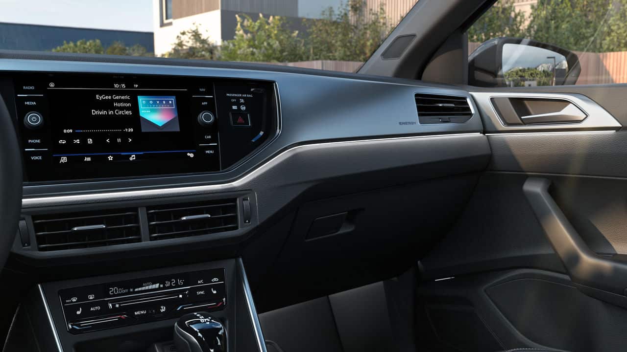 Aufgeräumter Innenraum mit optionalem Digital Cockpit, Touchscreen und hochwertige Materialien