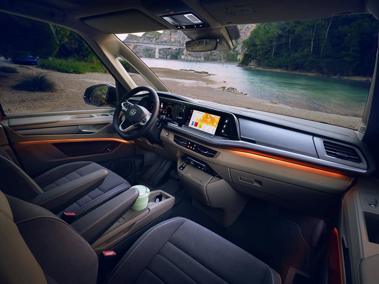 Innovatives Raumkonzept mit 7 Einzelsitzen auf Schienen, multifunktionalem Tisch und Lounge-Atmosphäre