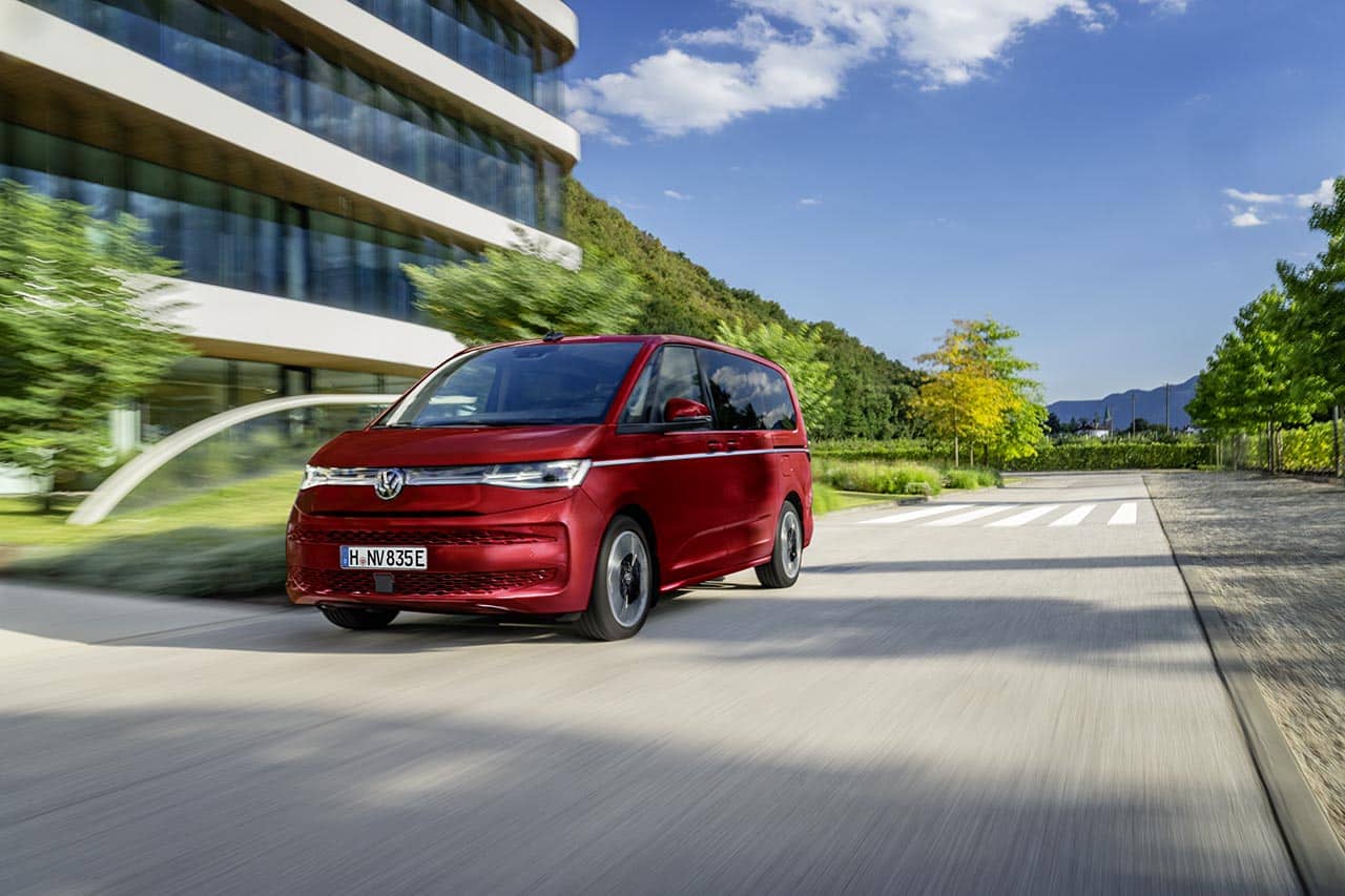 VW Multivan T7 - Modernes Van-Design mit SUV-Elementen, elektrischen Schiebetüren und LED-Lichtsignatur
