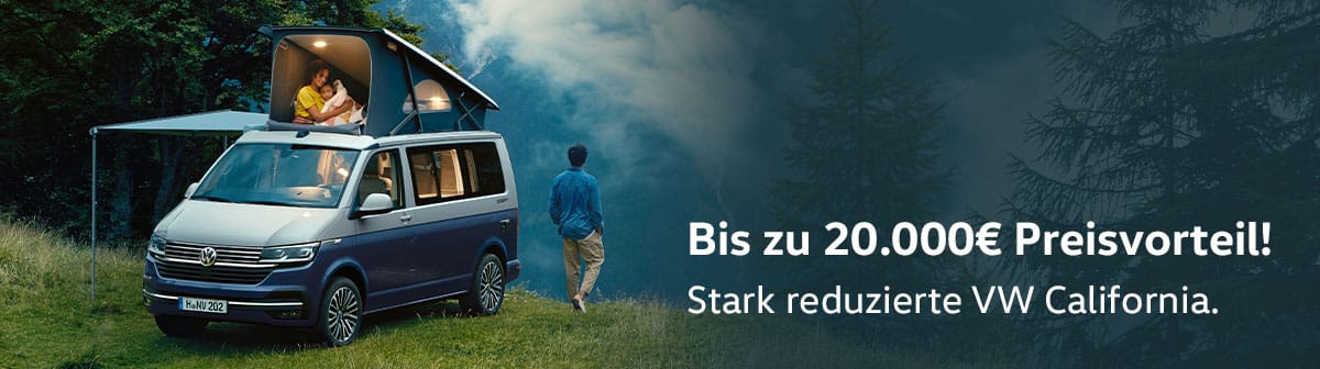 VW California Fahrzeug in den Bergen mit einer Familie