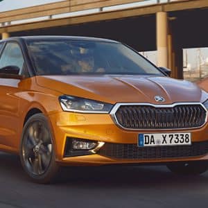 Orangener Skoda Fabia fährt über Straße