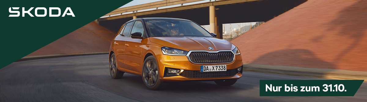 Orangener Skoda Fabia fährt über Straße