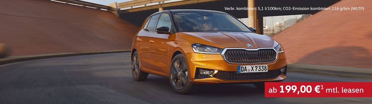 Orangener Skoda Fabia fährt über Straße