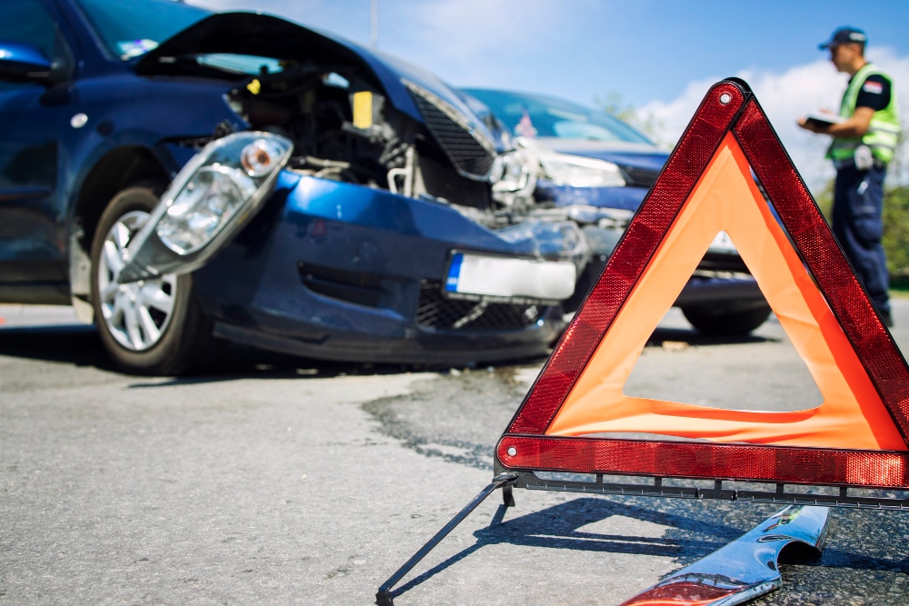 Mit Warndreieck gesicherte Unfallstelle | Autounfall was tun