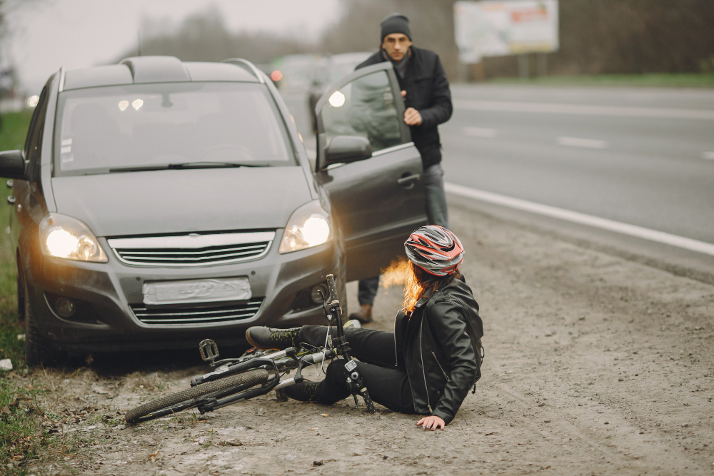 Autofahrer hilft verletzter Radfahrerin | Autounfall was tun