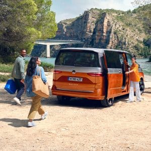 raum fuer die schoenen momente mit dem volkswagen multivan im sonderleasing