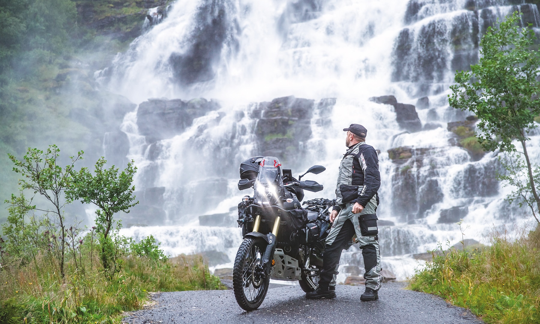 erik peters mit seinem motorrad vor einem wasserfall in zentralnorwegen